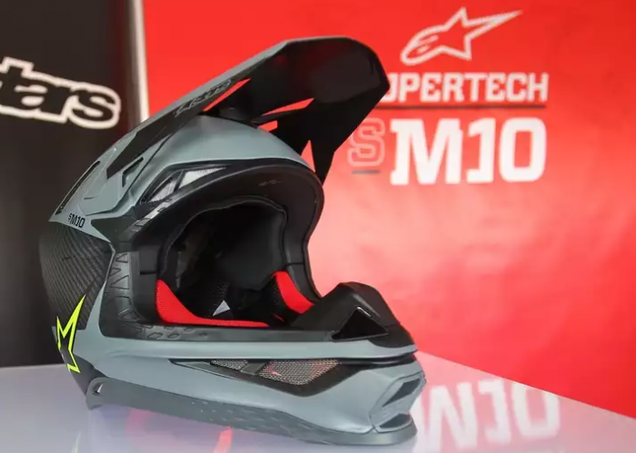 Alpinestars готовится к производству кроссовых мотошлемов.