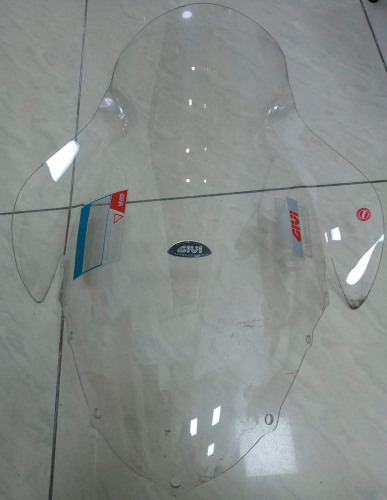 GIVI Стекло ветровое Suzuki UH 125/150 Burgman (02-06) (потертости, царапины)