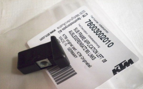 KTM Заглушка подрамника левая