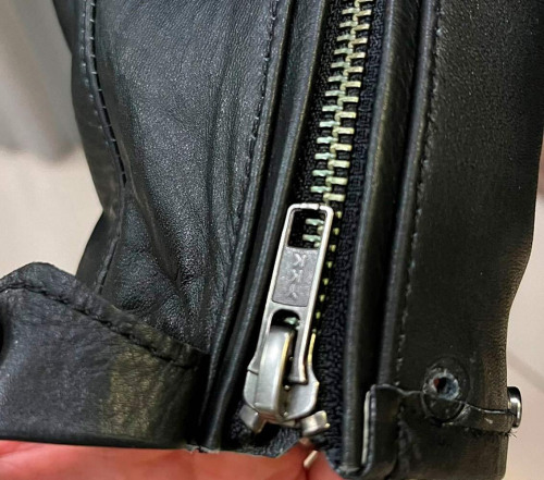 MCP Мотокуртка кожаная Stripe (На рукаве отпала заклепка)