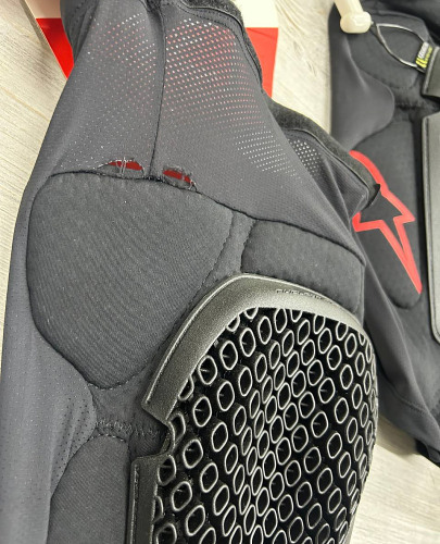 ALPINESTARS Защита колена  BIONIC FLEX KNEE PROTECTOR (Разошелся шов на левом наколеннике)