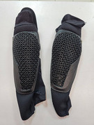 ALPINESTARS Защита колена  BIONIC FLEX KNEE PROTECTOR (разошелся шов на левом колене, 2 дырки)