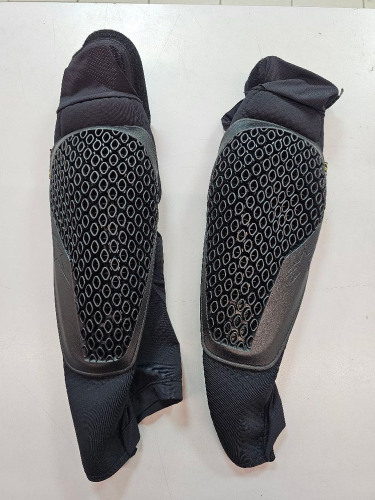 ALPINESTARS Защита колена  BIONIC FLEX KNEE PROTECTOR (разошелся шов на левом колене, 2 дырки)