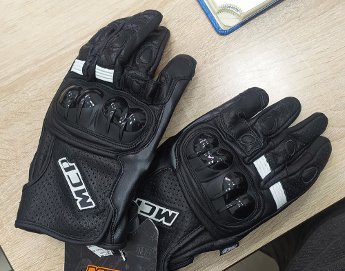 MCP Мотоперчатки Spyder (Разошелся шов на правом большом пальце.Отошла накладная часть)