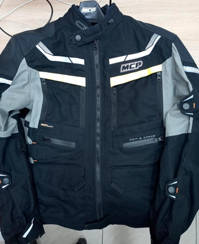 MCP Мотокуртка Hurricane(выцвели желтые вставки на груди, нераввномерный цвет)