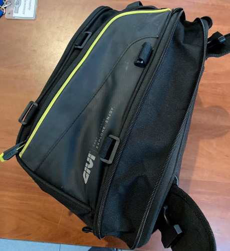 GIVI Cумка на бак мотоцикла 26 л.(Порвана подкладка и нет ремней крепления)