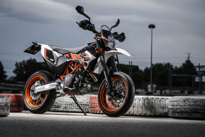 Предзаказ на супермотард KTM 690 SMC R 2017 года.