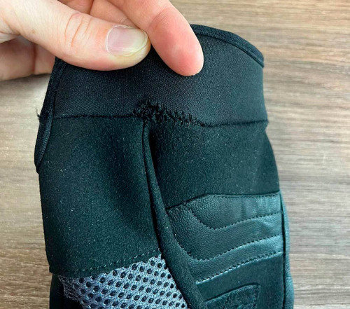 MCP Мотоперчатки Wild Air (Расползся верхний слой ткани на правой перчатке в области запястья)