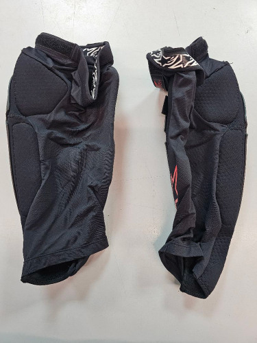 ALPINESTARS Защита колена  BIONIC FLEX KNEE PROTECTOR (разошелся шов на левом колене, 2 дырки)