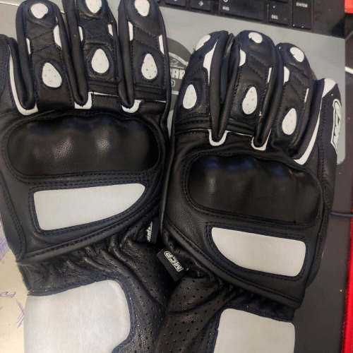 MCP Мотоперчатки Flash(Разошлась кожа на среднем пальце правой перчатки)