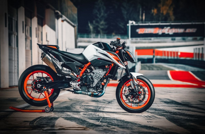 790+100=890R: Новый супернейкед KTM 890 Duke R