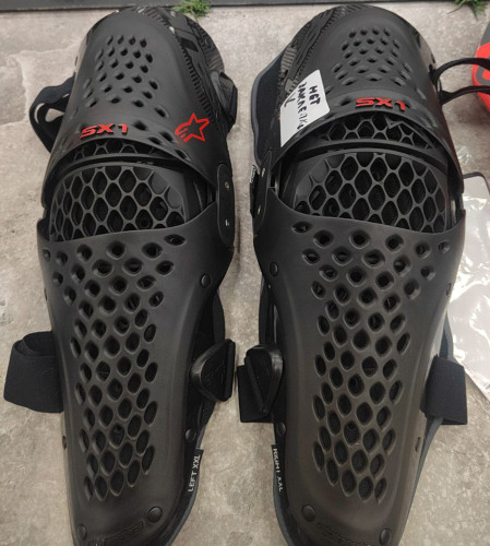 ALPINESTARS Защита колена SX-1 v2  KNEE PROTECTOR(На наколеннике отсутствует заклепка выше коленной чашечки)